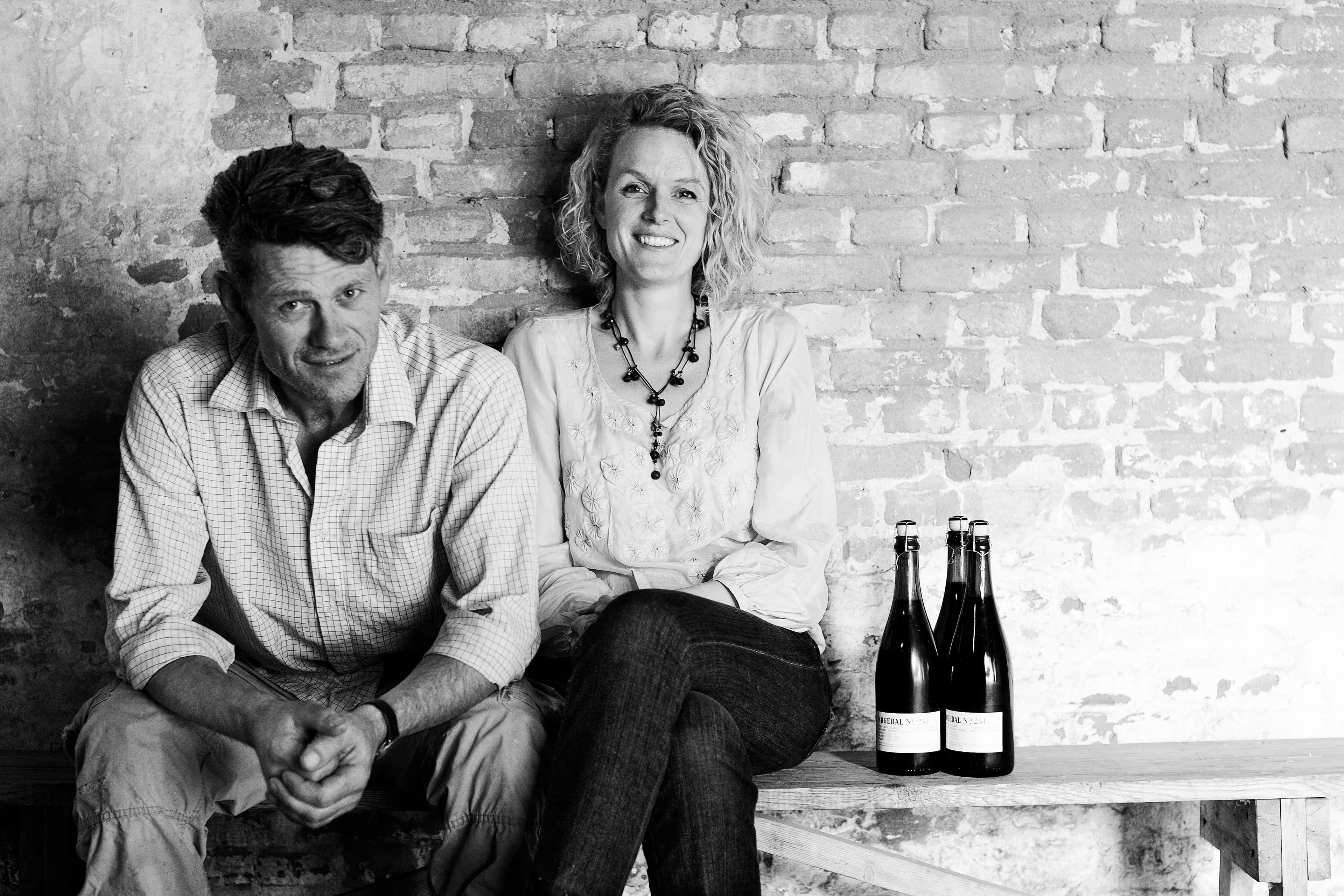 Gitte og Casper i laden